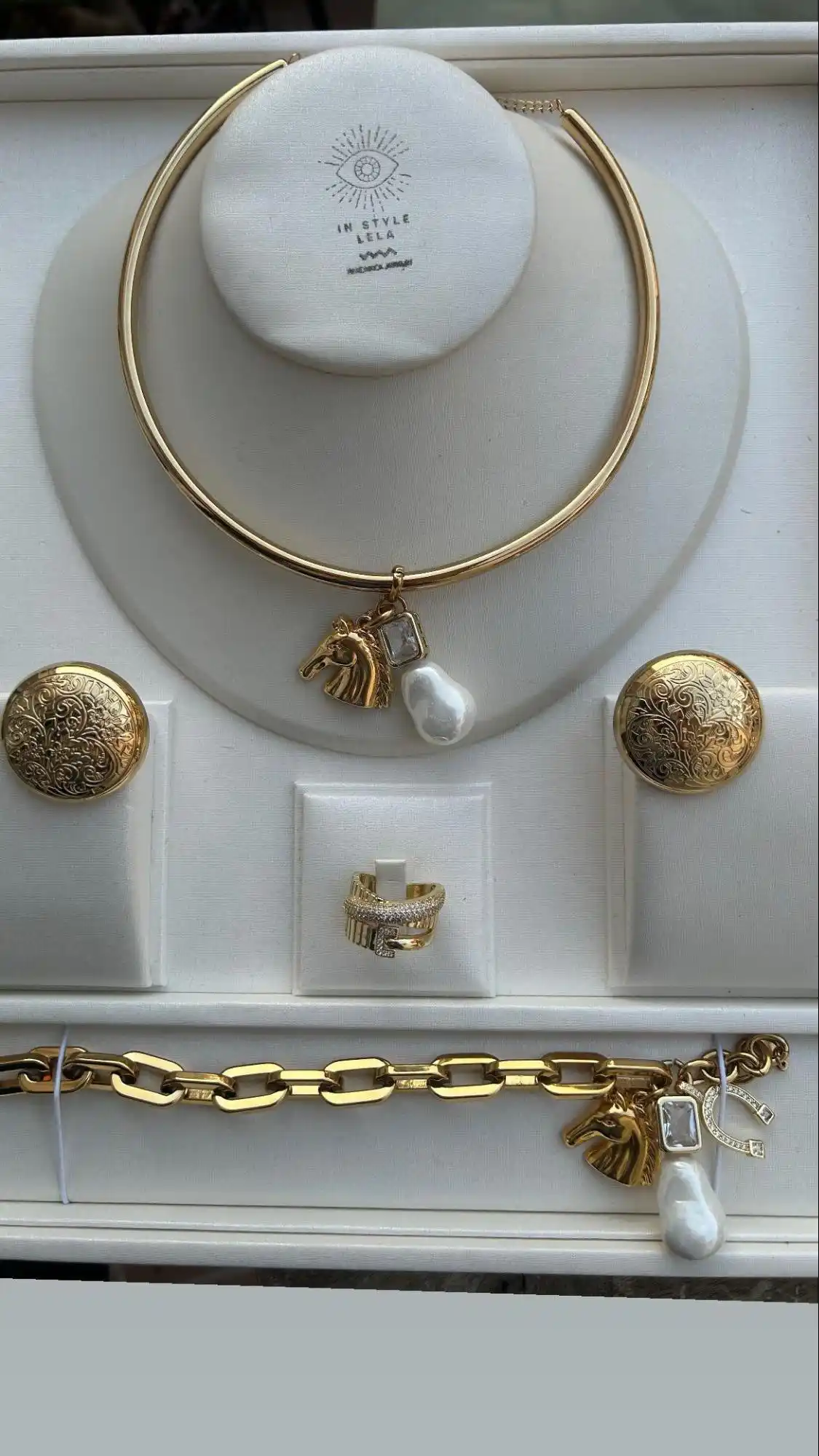 image22 HORSE AND PEARL CHOKER - Image 1